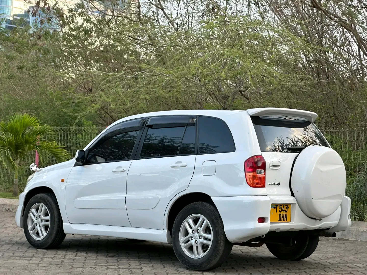 Toyota RAV4 SUV 2004 Model for Sale thumbnail 3