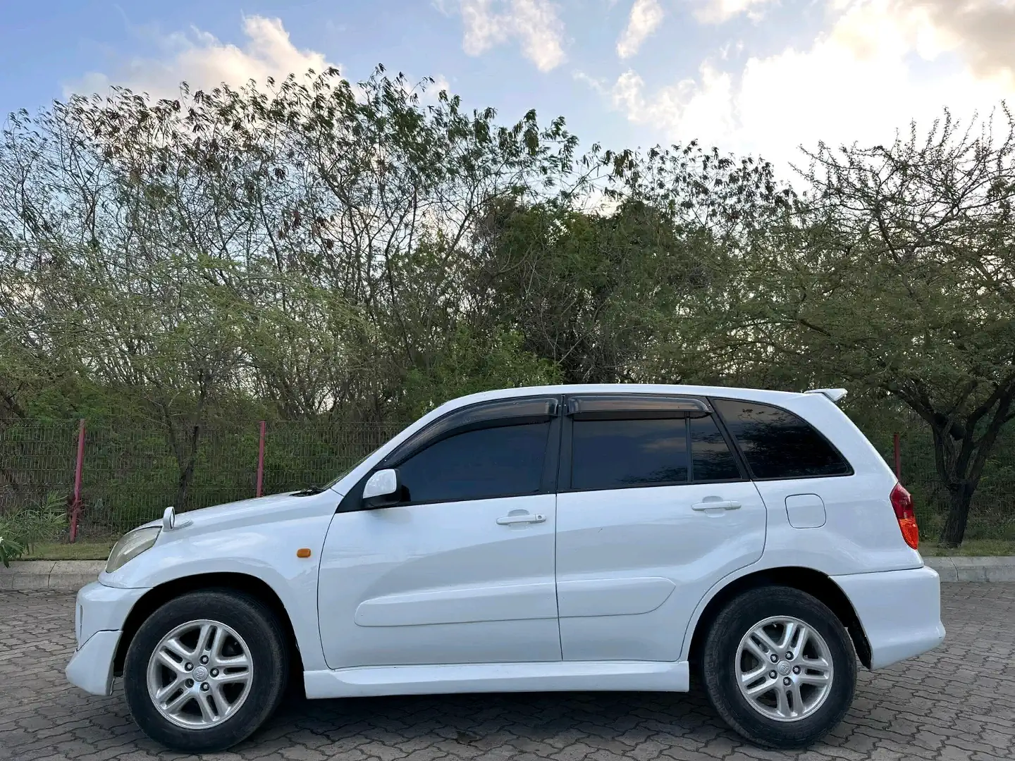 Toyota RAV4 SUV 2004 Model for Sale thumbnail 4