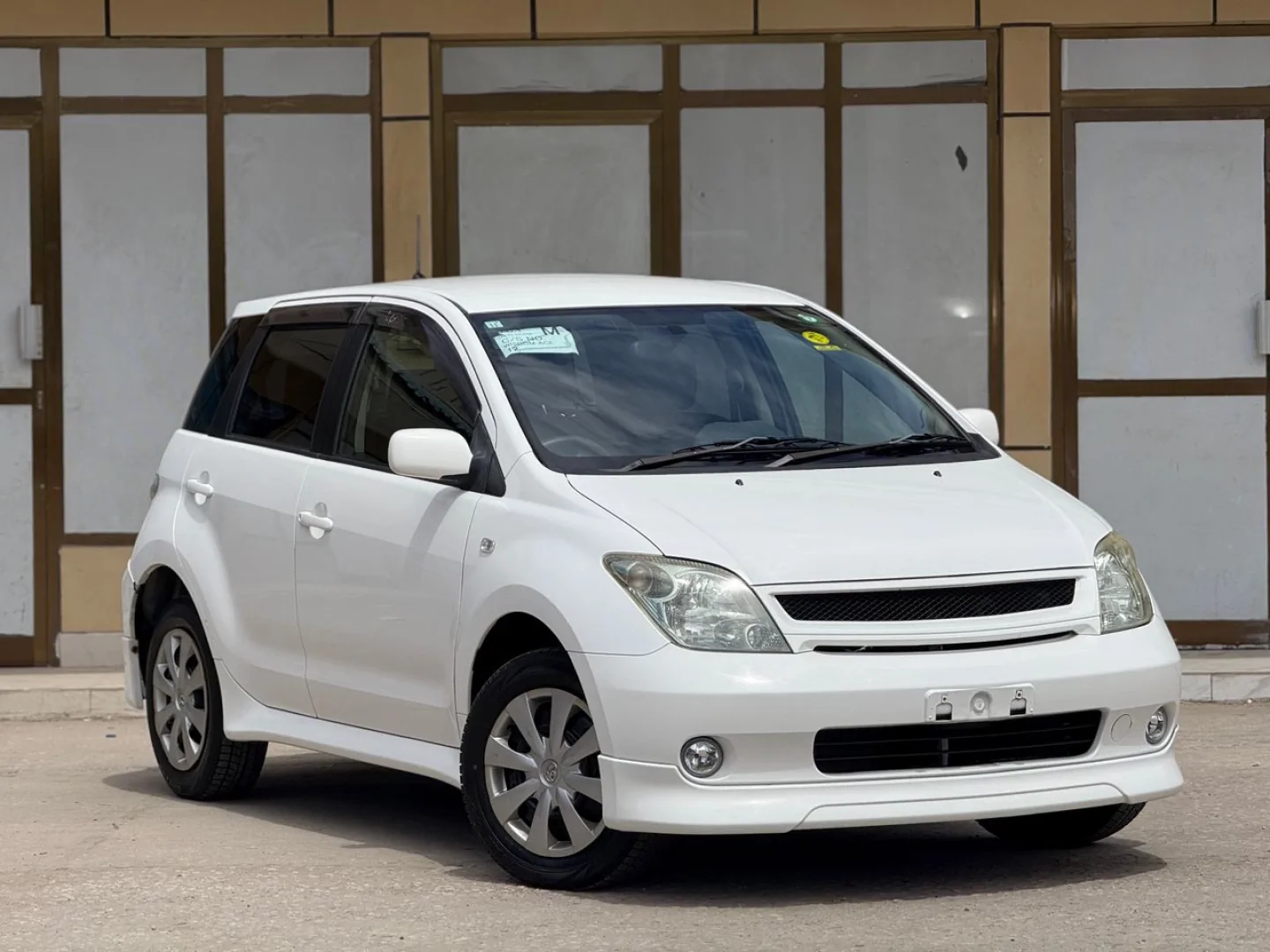 Toyota Ist 2005 Hatchback thumbnail 2