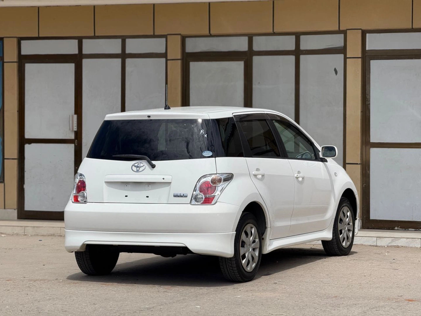 Toyota Ist 2005 Hatchback thumbnail 3