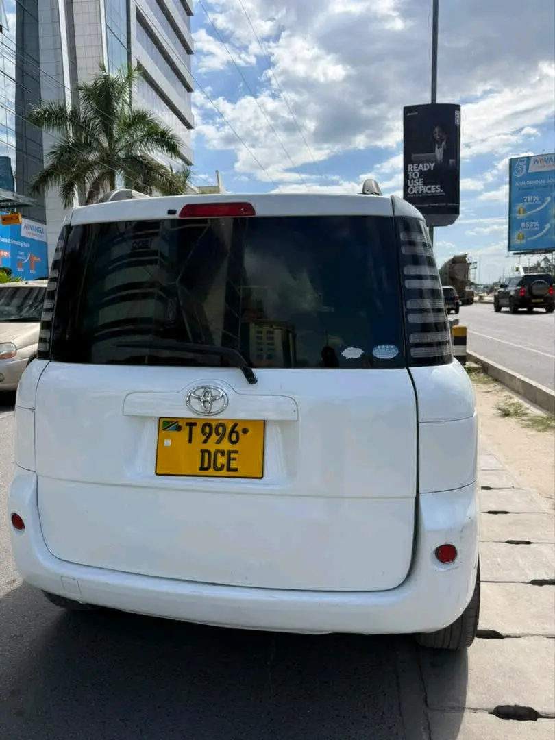 Toyota Sienta thumbnail 2