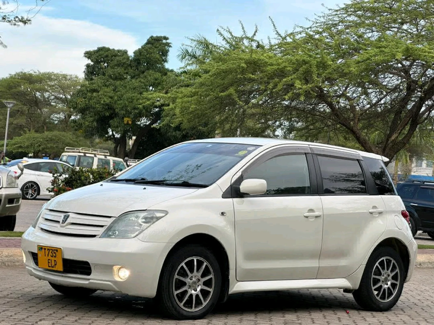 Toyota Ist 2004 Pearl White (1290cc) thumbnail 2