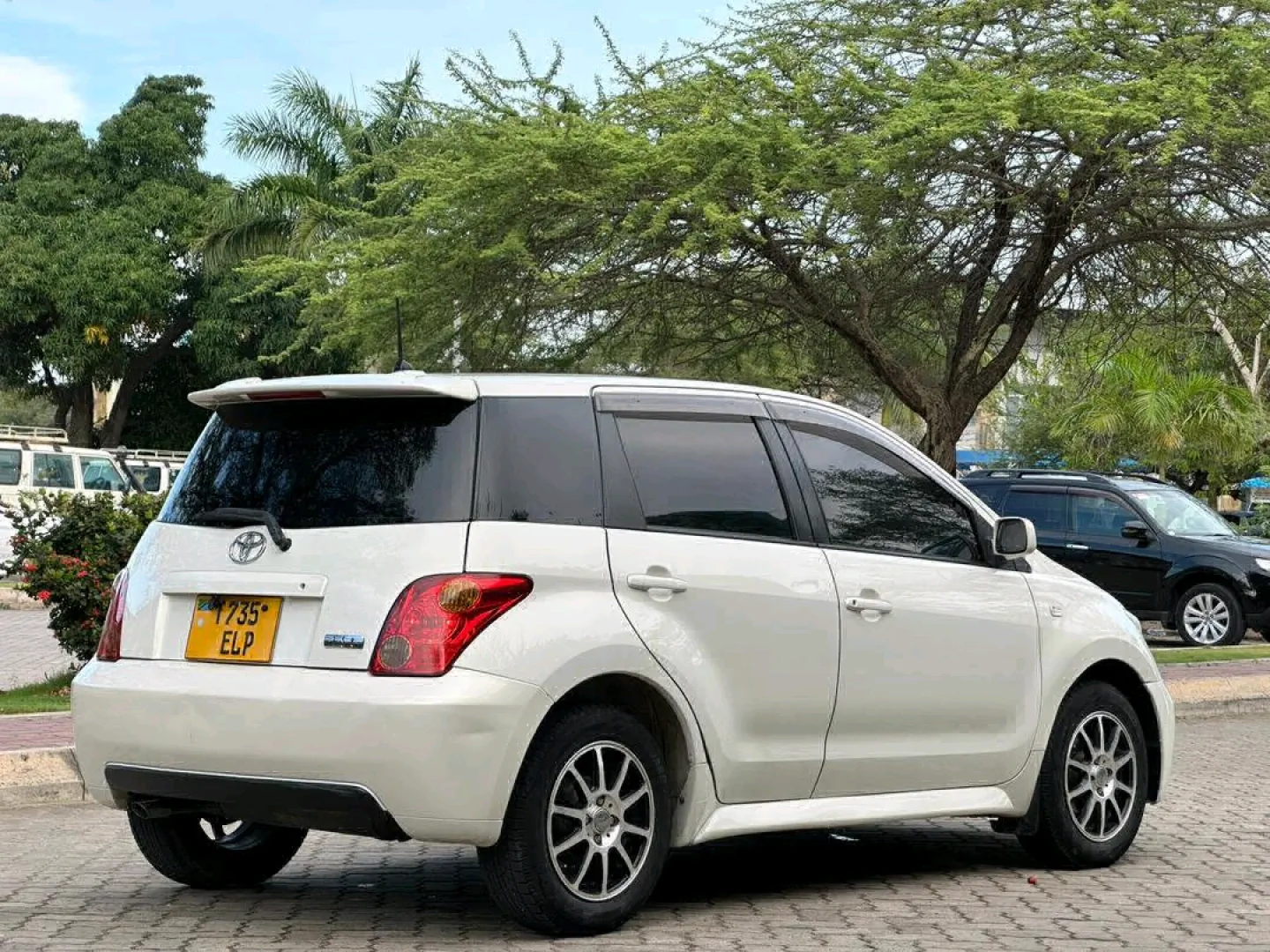 Toyota Ist 2004 Pearl White (1290cc) thumbnail 4