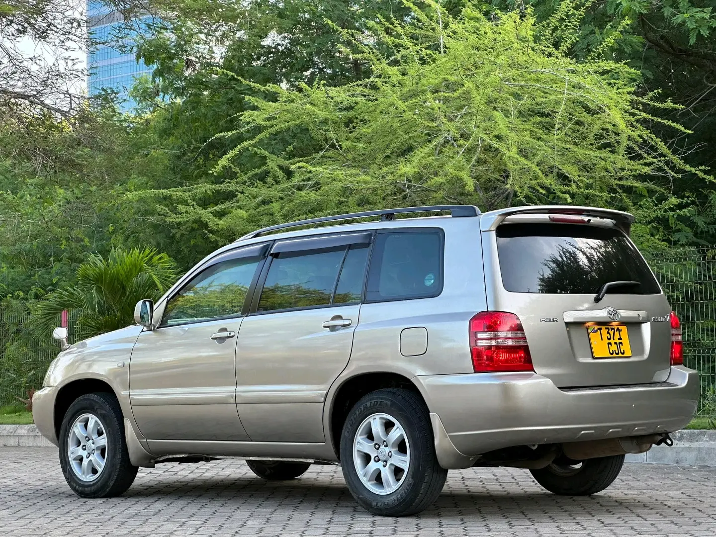 Toyota Kluger L Four 2005 thumbnail 3