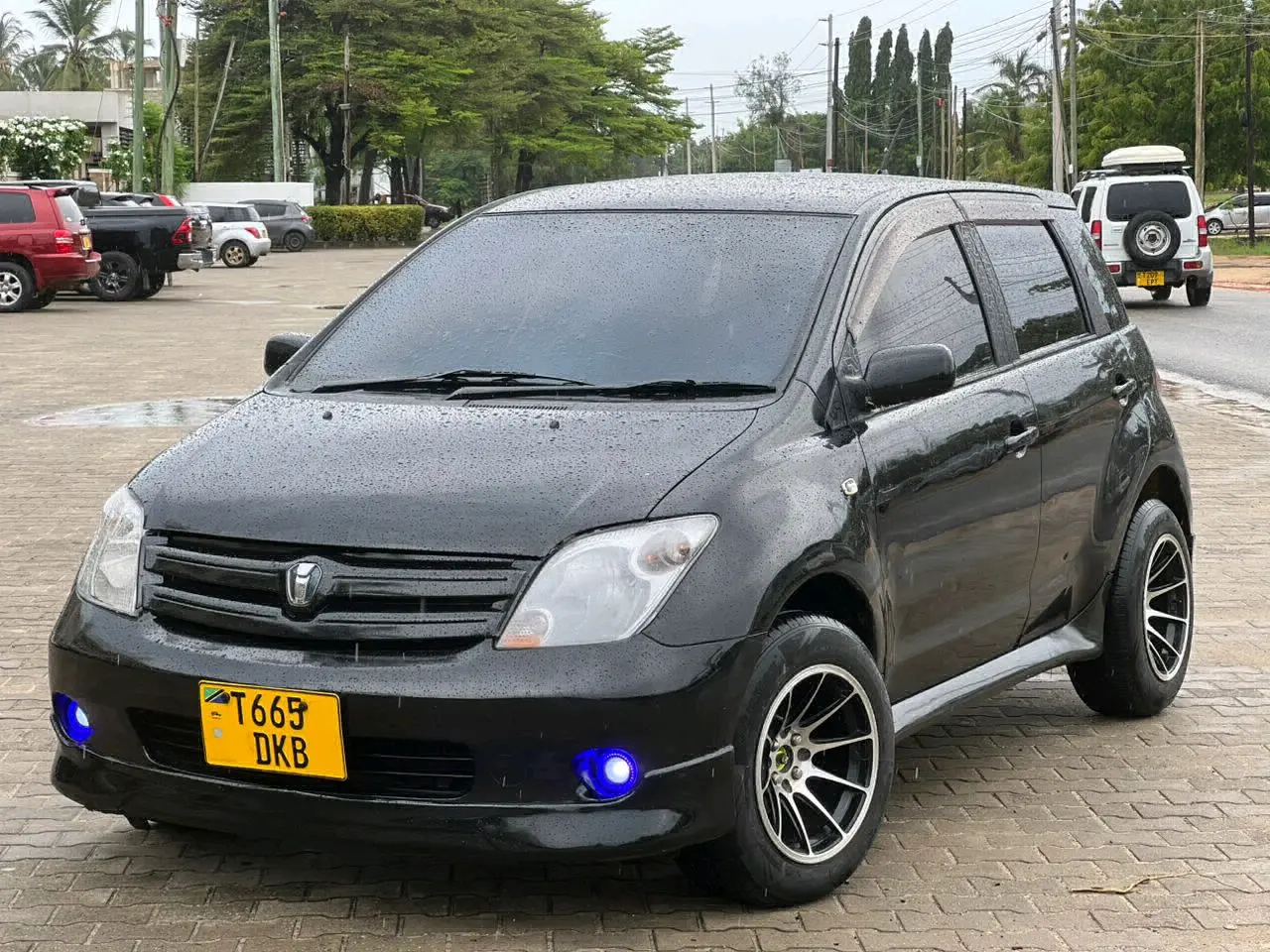 Toyota Ist Hatchback 2003 Nyeusi thumbnail 2