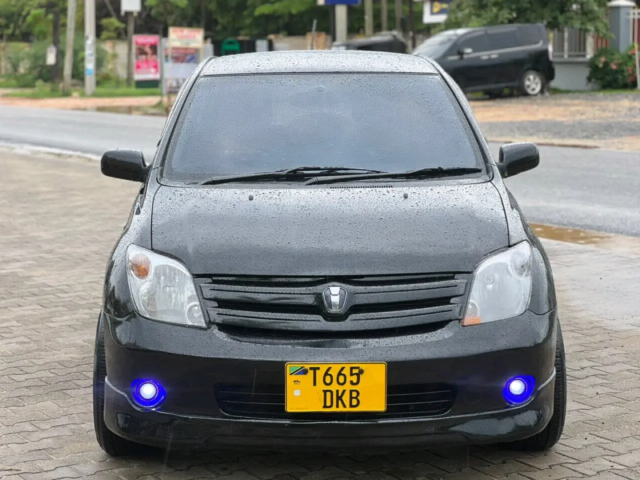 Toyota Ist Hatchback 2003 Nyeusi thumbnail 3