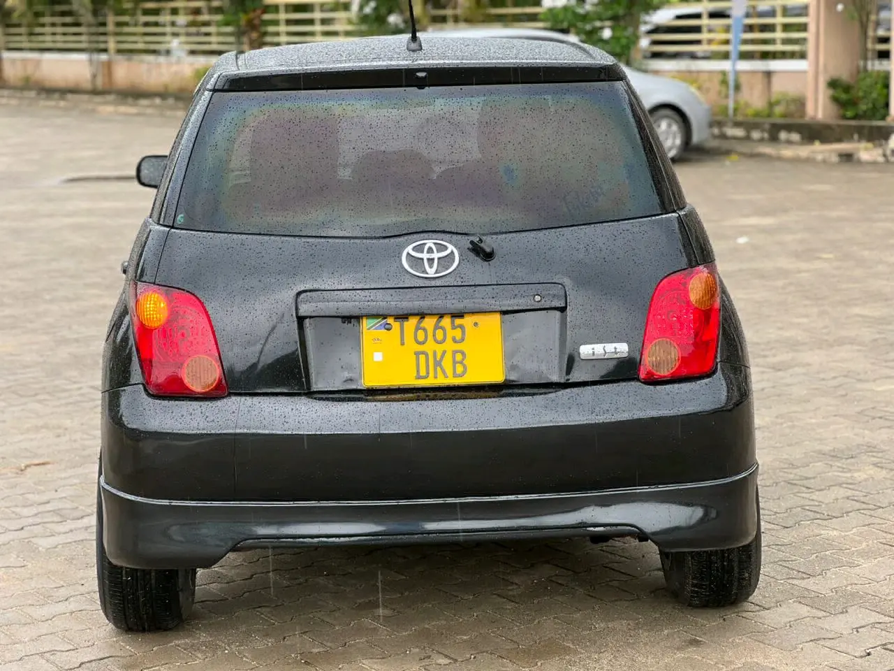 Toyota Ist Hatchback 2003 Nyeusi thumbnail 5