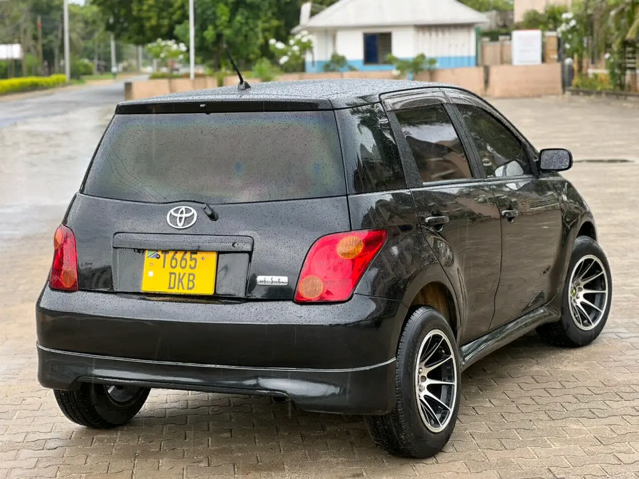 Toyota Ist Hatchback 2003 Nyeusi thumbnail 6