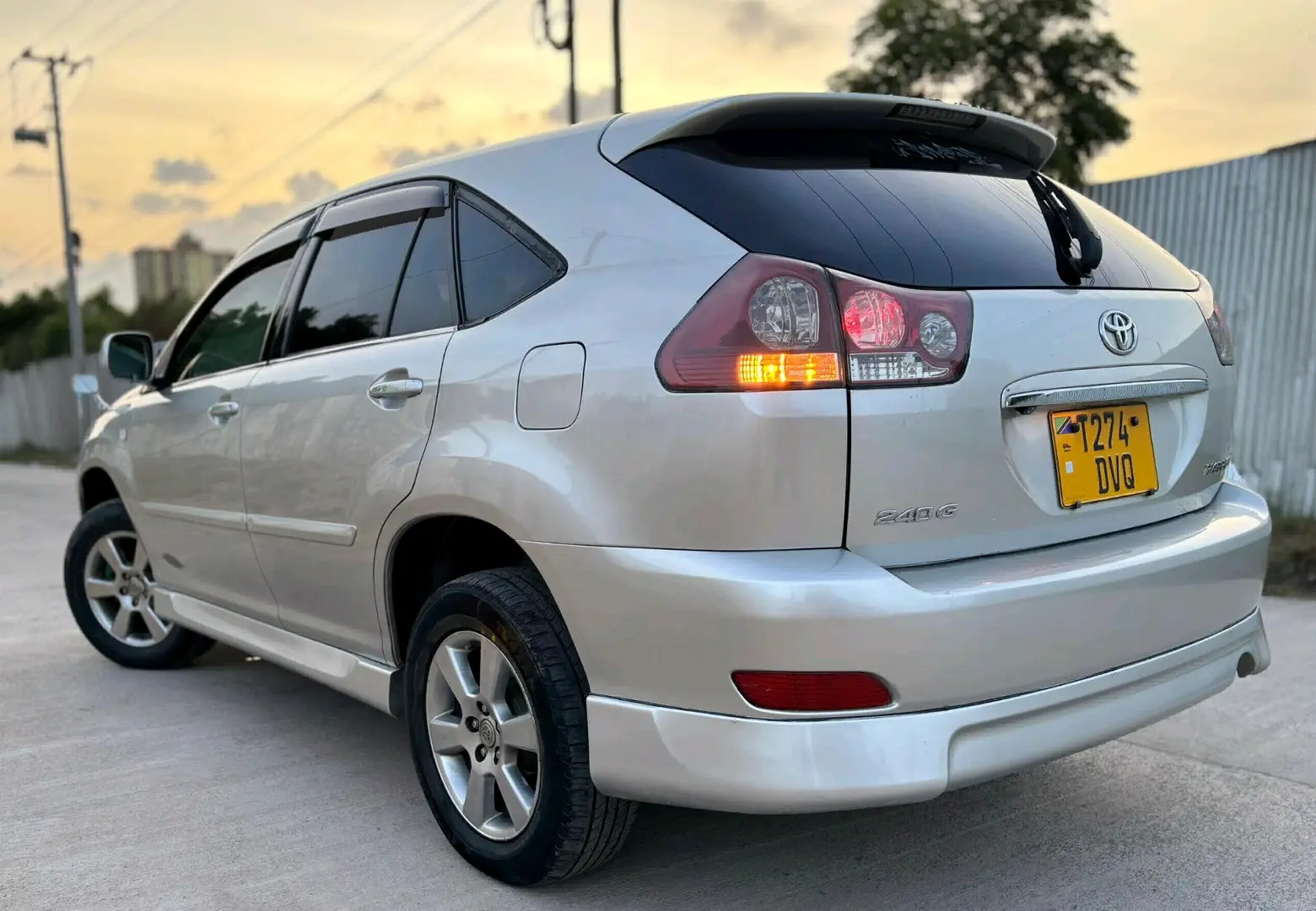Toyota Harrier 2006 Silver, Custom Rims thumbnail 4