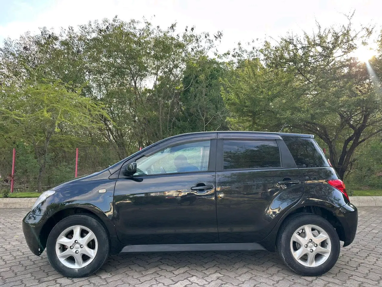 Toyota Ist 2004 Nyeusi, 1290cc thumbnail 3