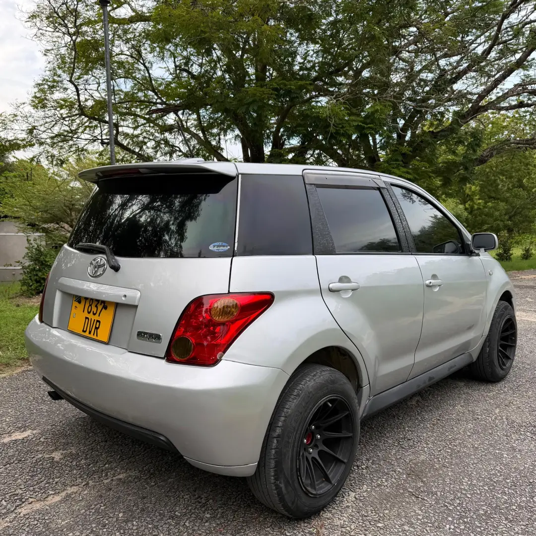 Toyota Ist 2004 Silver thumbnail 2