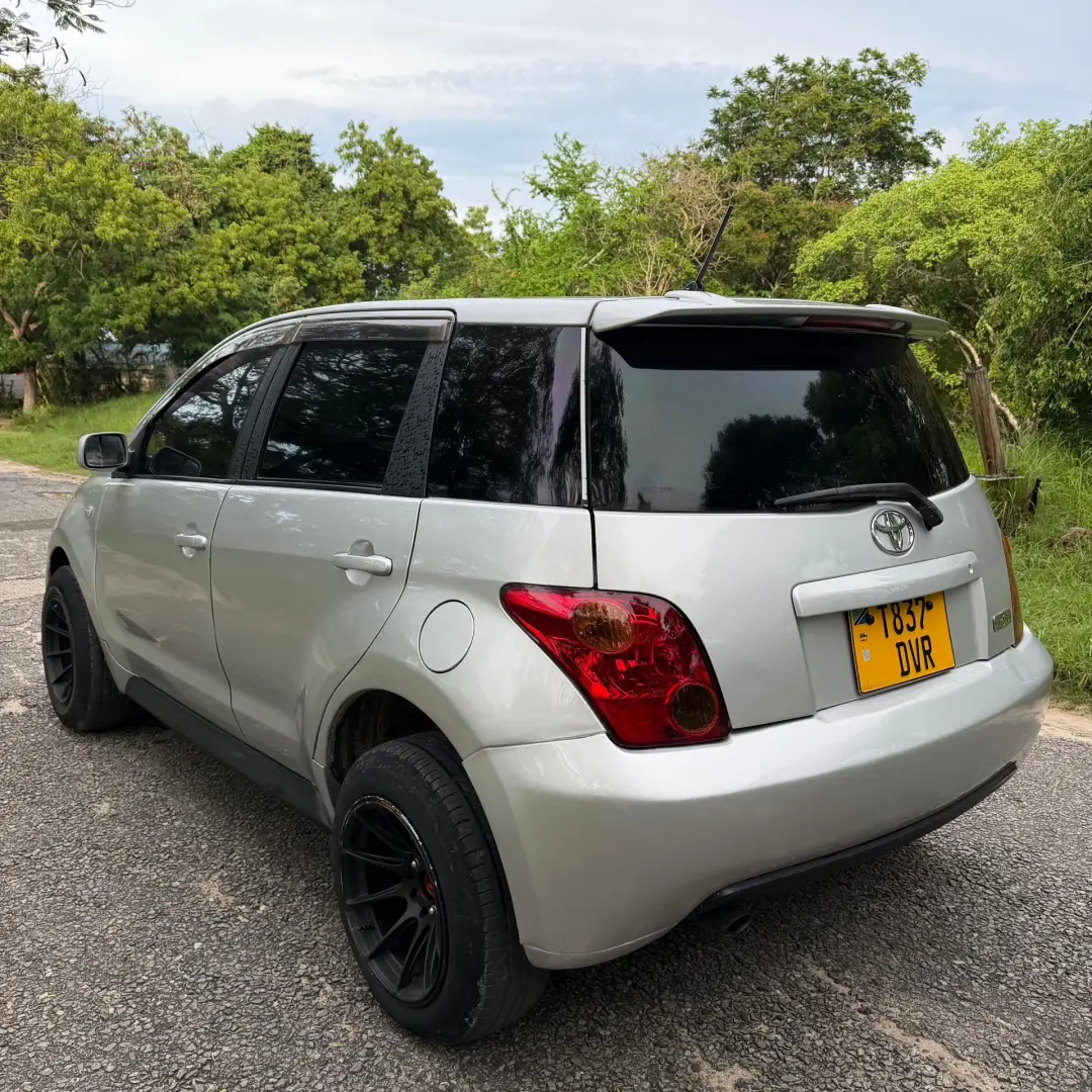 Toyota Ist 2004 Silver thumbnail 3