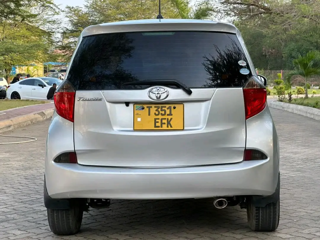 Toyota Ractis 2011 Silver thumbnail 2