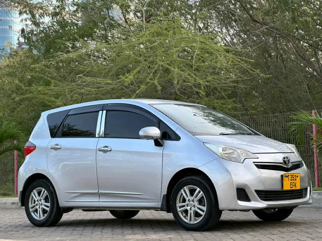 Toyota Ractis 2011 Silver thumbnail 3