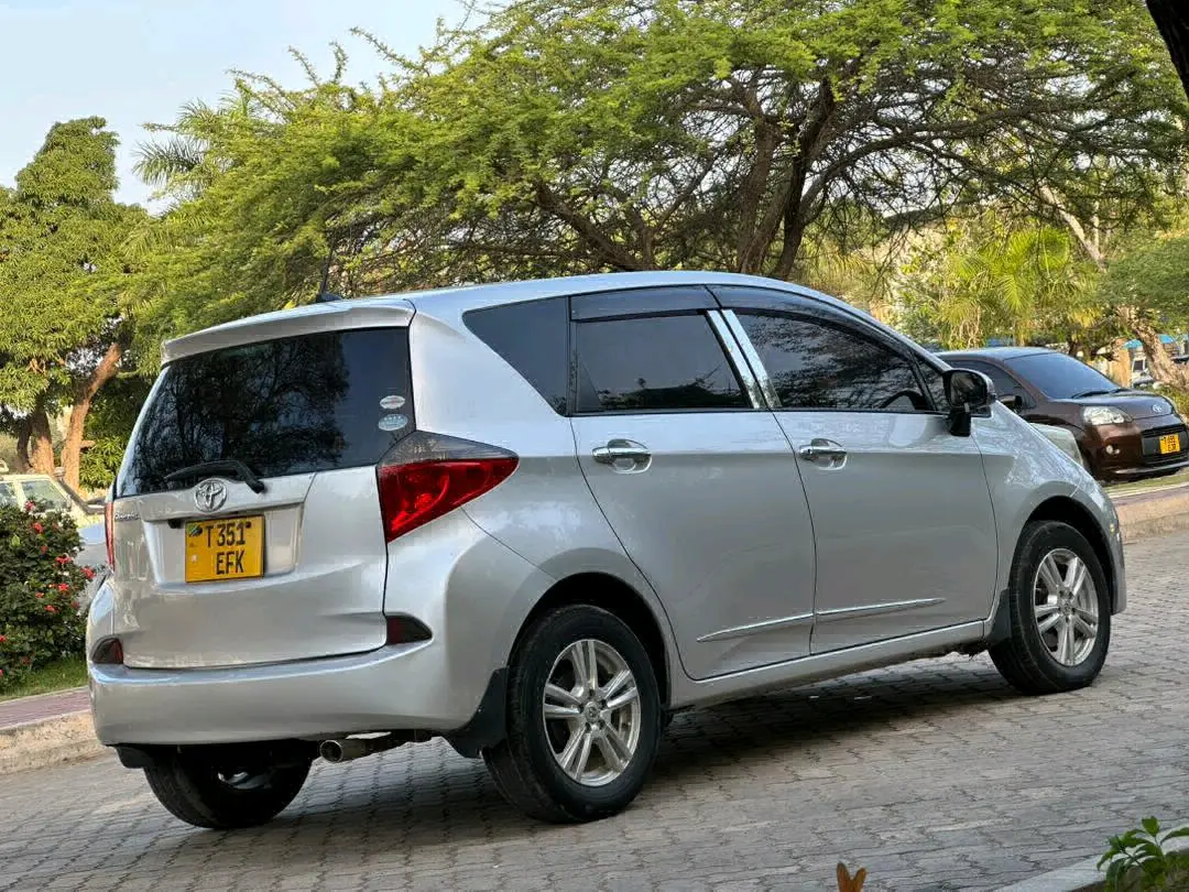 Toyota Ractis 2011 Silver thumbnail 4