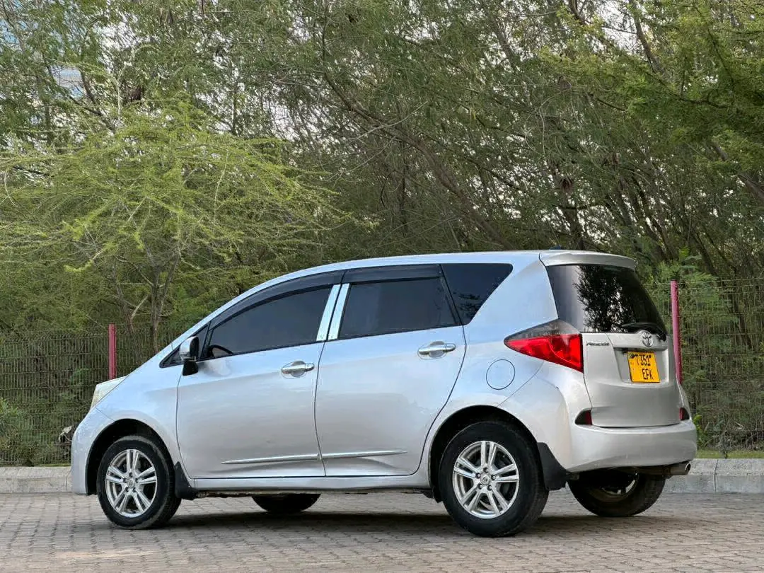 Toyota Ractis 2011 Silver thumbnail 7