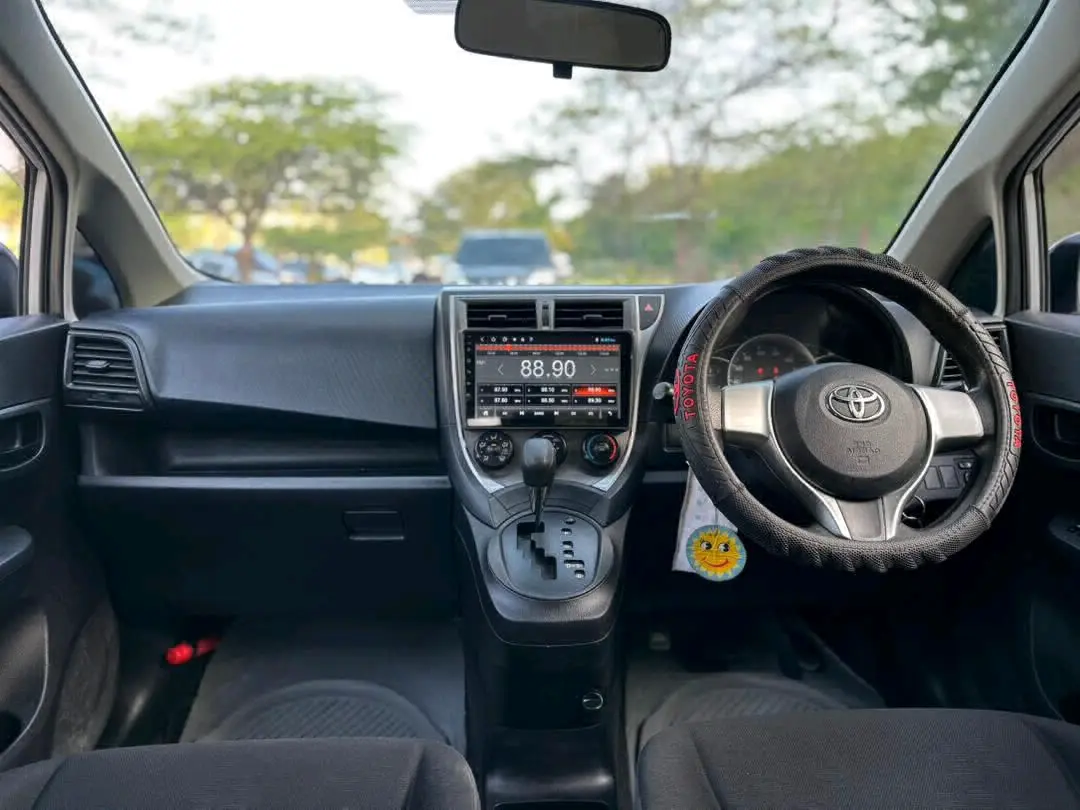 Toyota Ractis 2011 Silver thumbnail 9