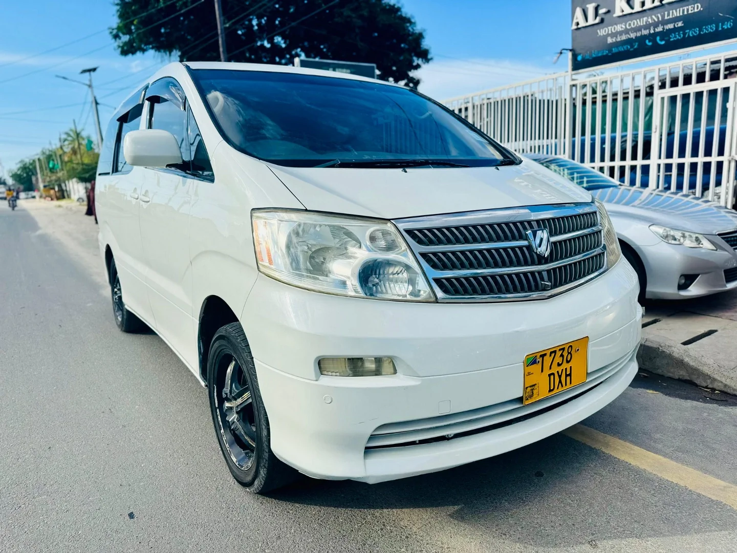 Toyota Alphard Pearl White (Reg DXH) 15.9M TZS thumbnail 2
