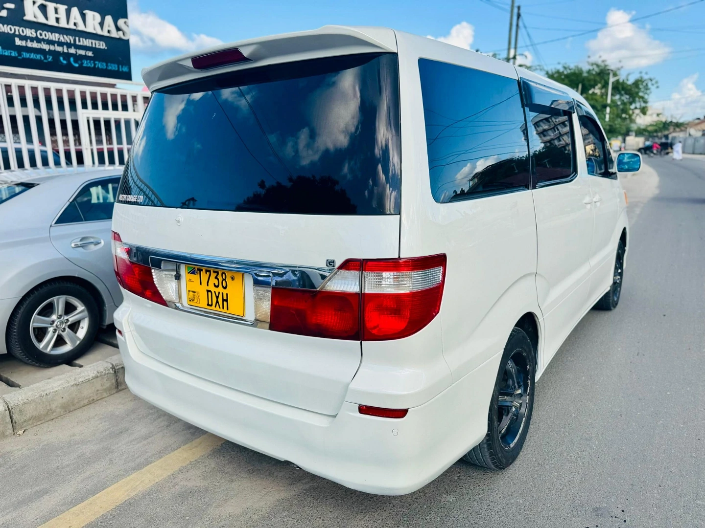 Toyota Alphard Pearl White (Reg DXH) 15.9M TZS thumbnail 4