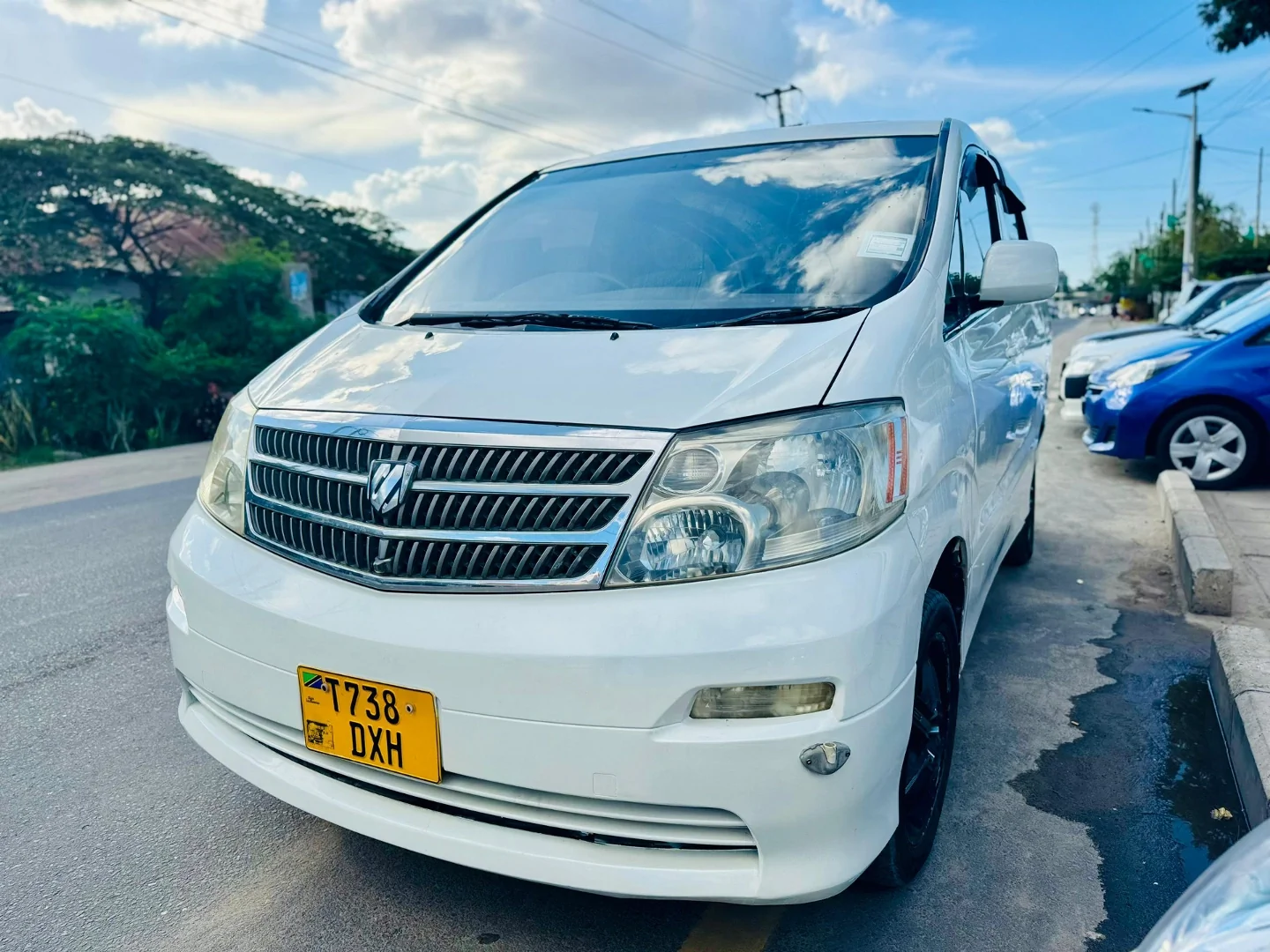 Toyota Alphard Pearl White (Reg DXH) 15.9M TZS thumbnail 5