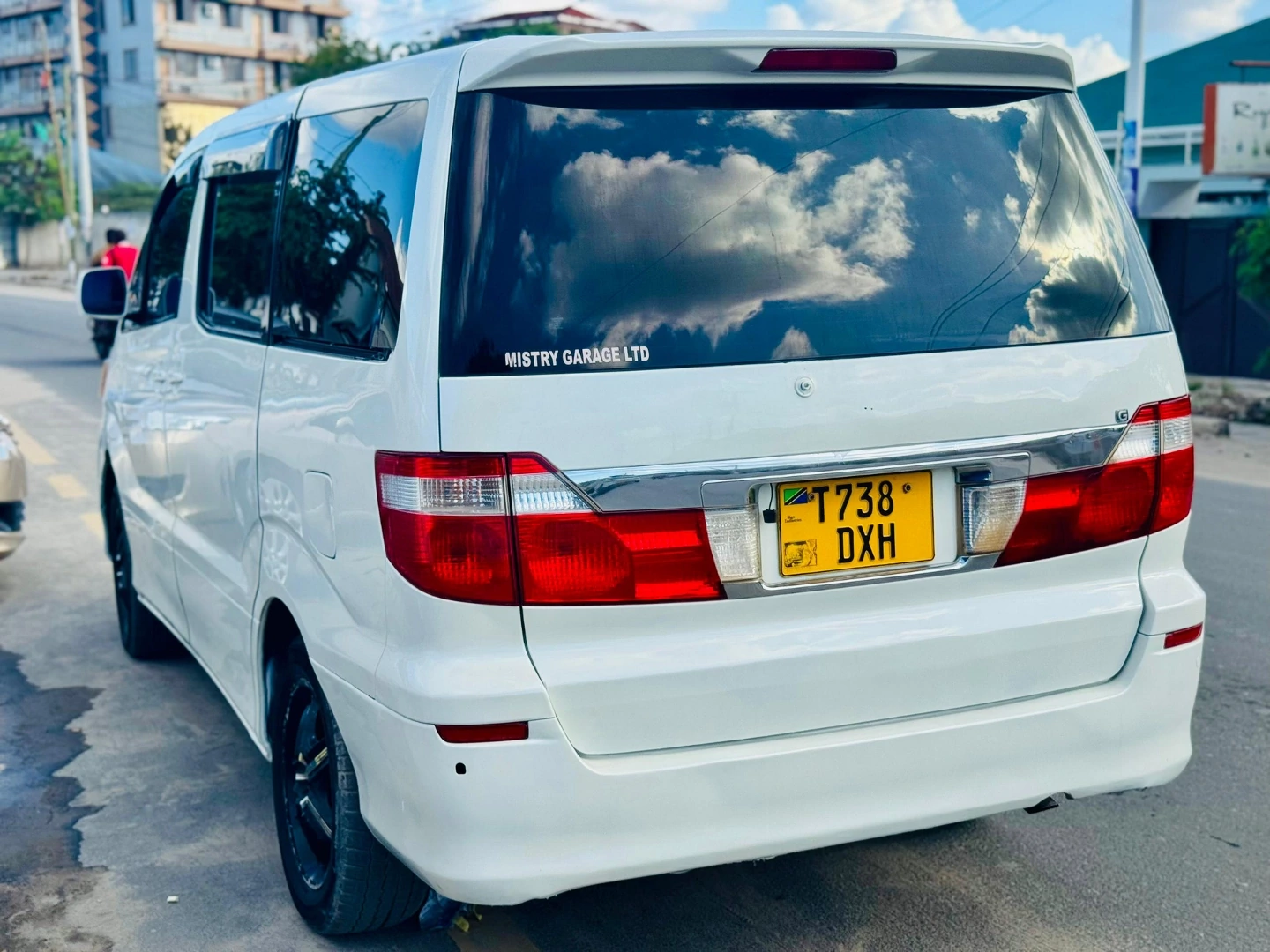 Toyota Alphard Pearl White (Reg DXH) 15.9M TZS thumbnail 6