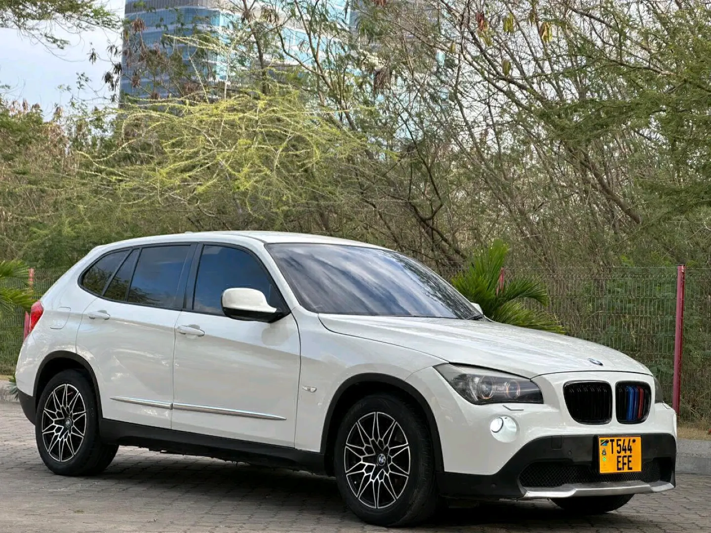 Used BMW X1 2010 Pearl White thumbnail 2