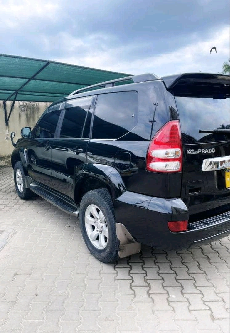 Black Toyota Land Cruiser Prado 120 (2005) thumbnail 4