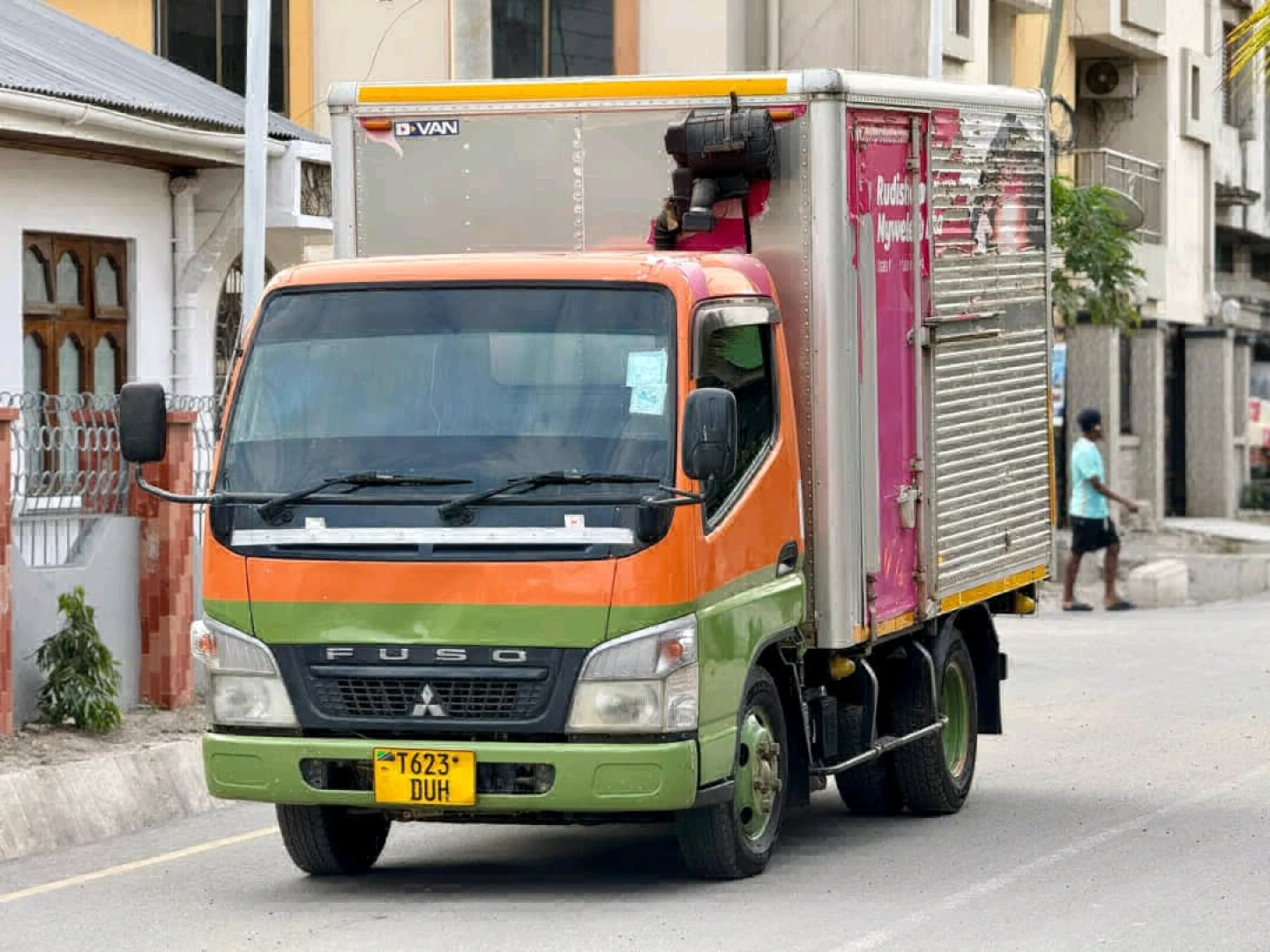 Mitsubishi Fuso Canter Box Truck 2010 thumbnail 3