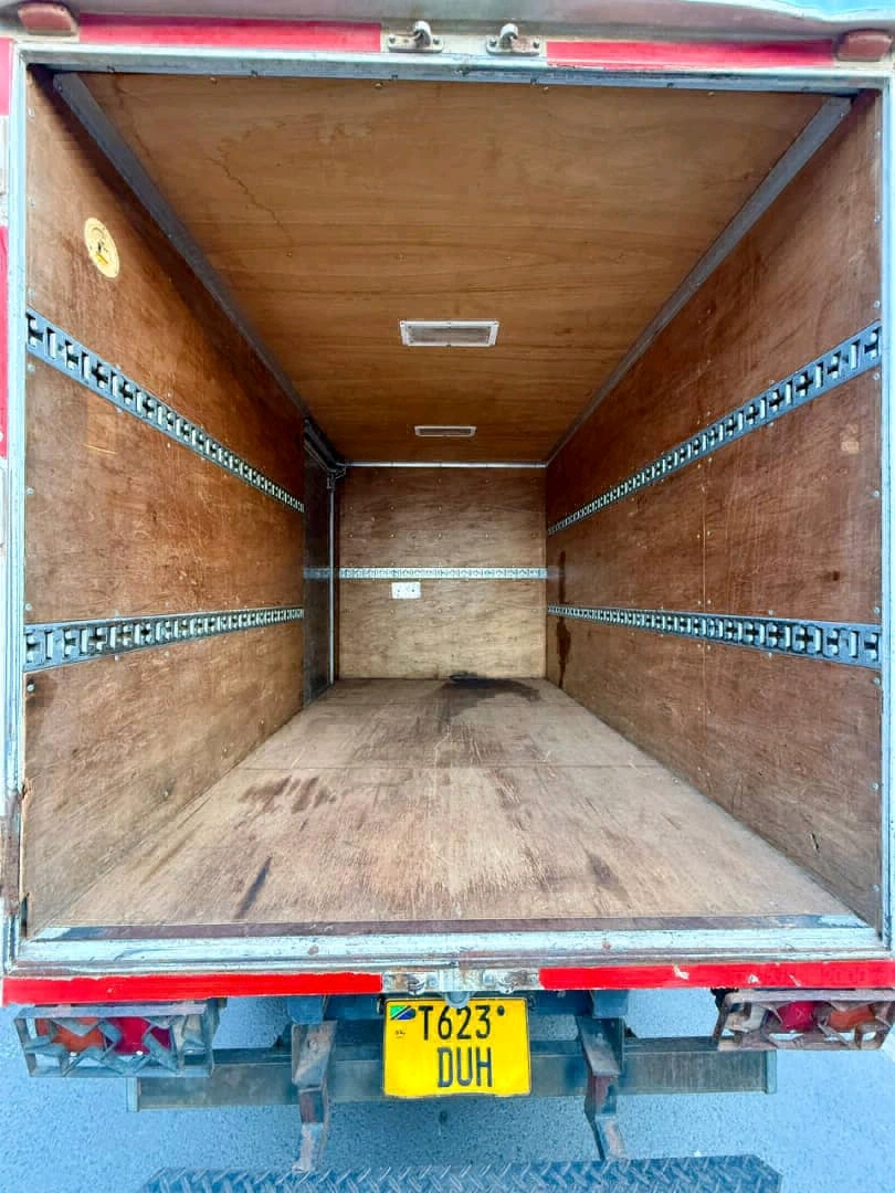 Mitsubishi Fuso Canter Box Truck 2010 thumbnail 5