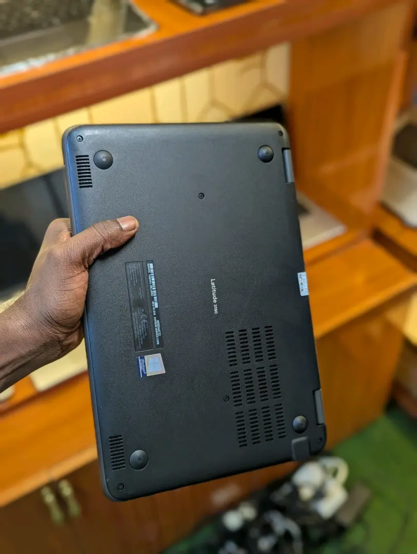 Dell Latitude 3189 Laptop 4GB RAM 128GB SSD thumbnail 2