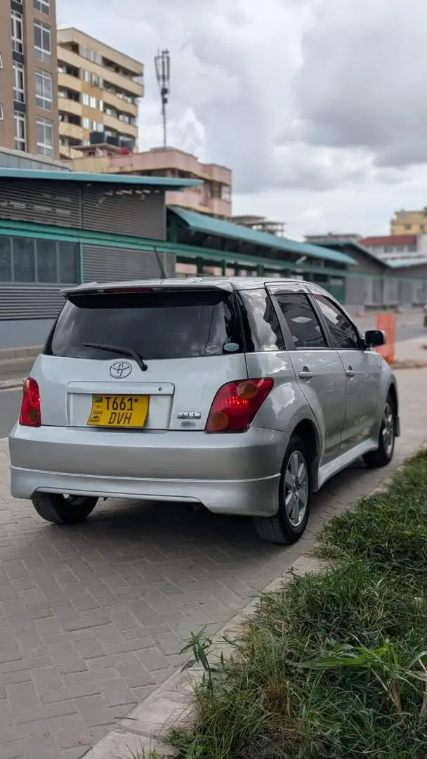 Toyota Ist 2004 Silver thumbnail 2