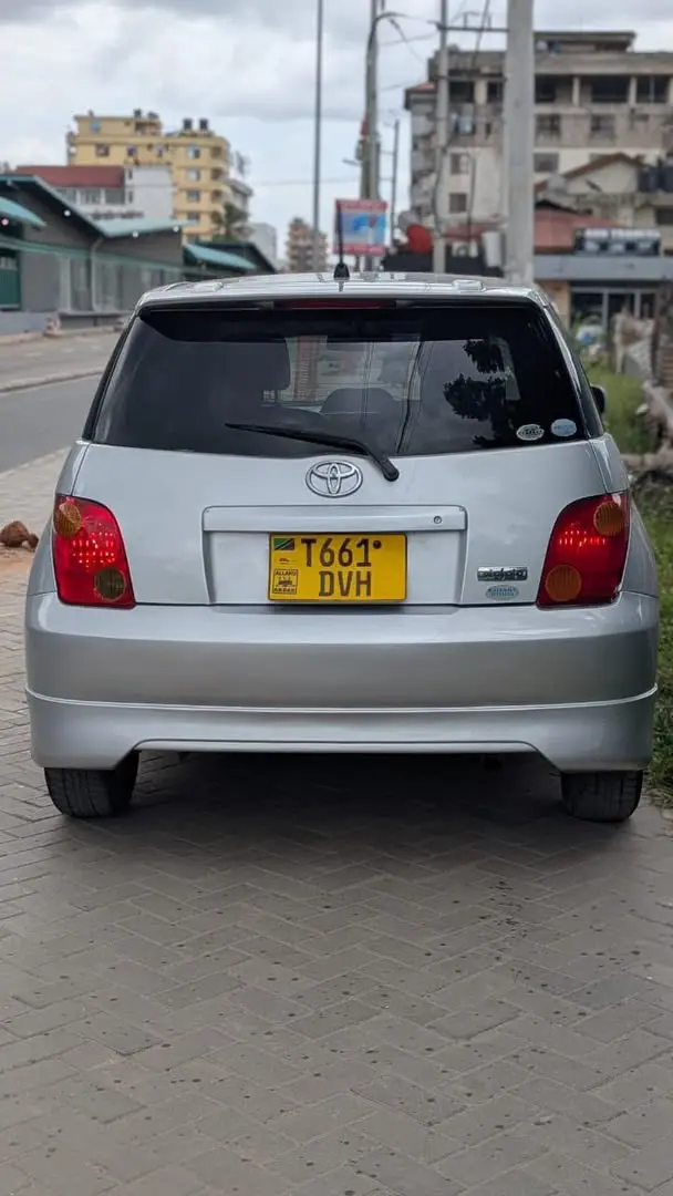Toyota Ist 2004 Silver thumbnail 3