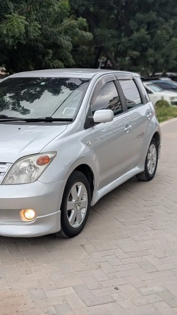 Toyota Ist 2004 Silver thumbnail 4