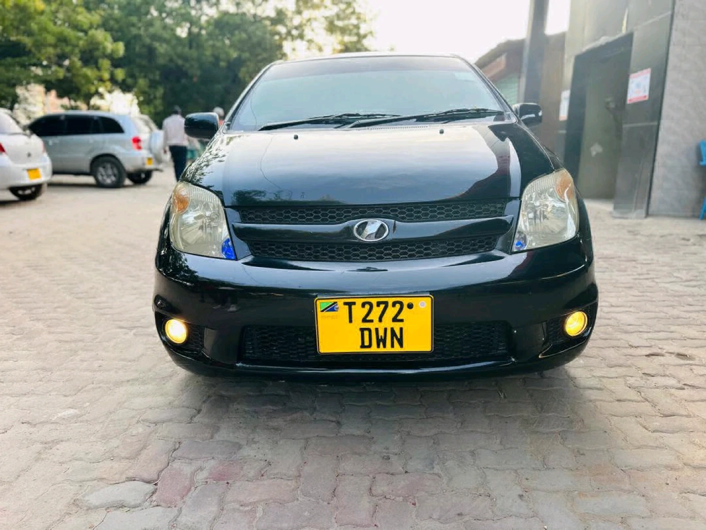 Black Toyota IST Automatic 1290cc thumbnail 2