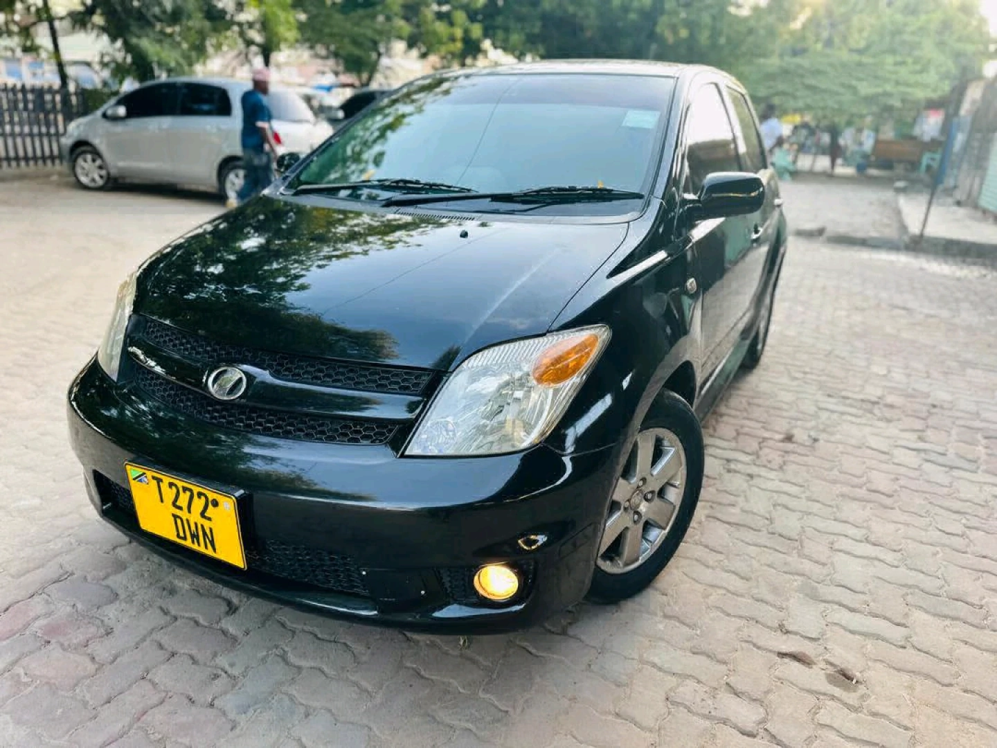 Black Toyota IST Automatic 1290cc thumbnail 3