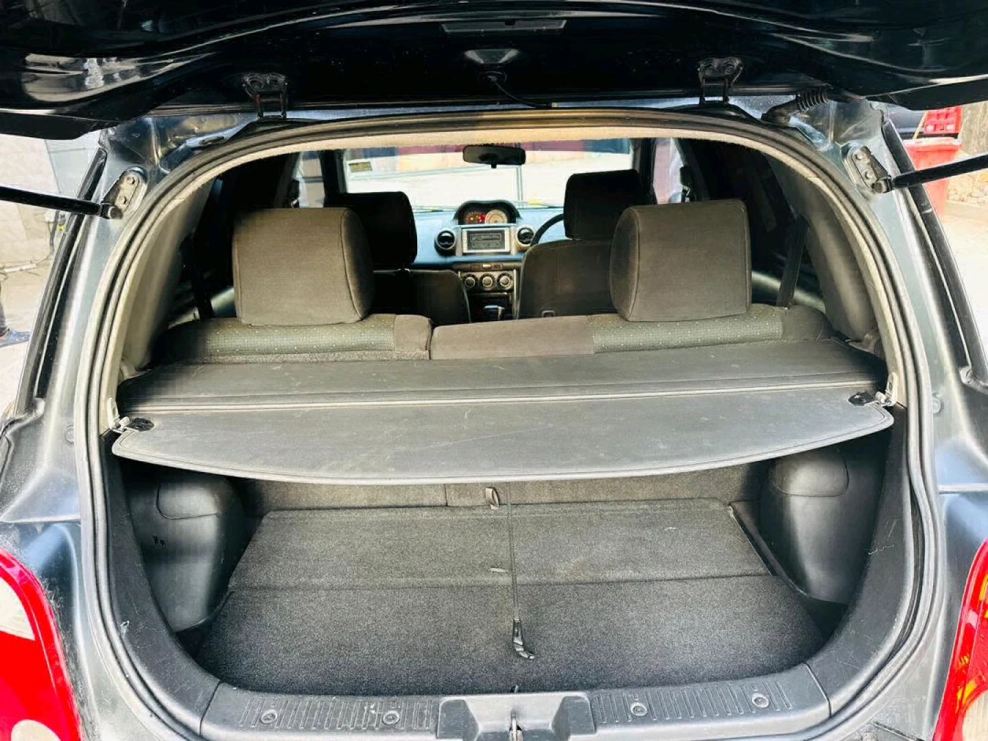 Black Toyota IST Automatic 1290cc thumbnail 8