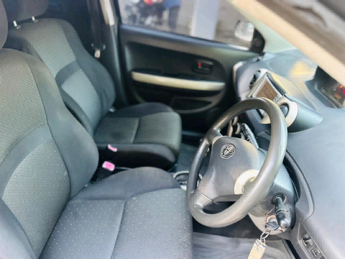 Black Toyota IST Automatic 1290cc thumbnail 9