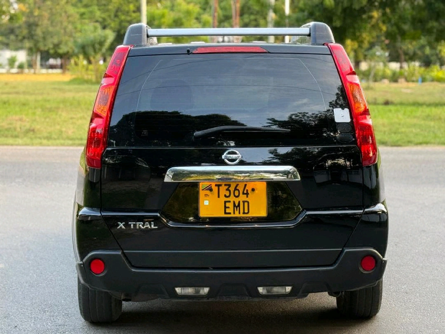 Black Nissan X-Trail SUV thumbnail 2