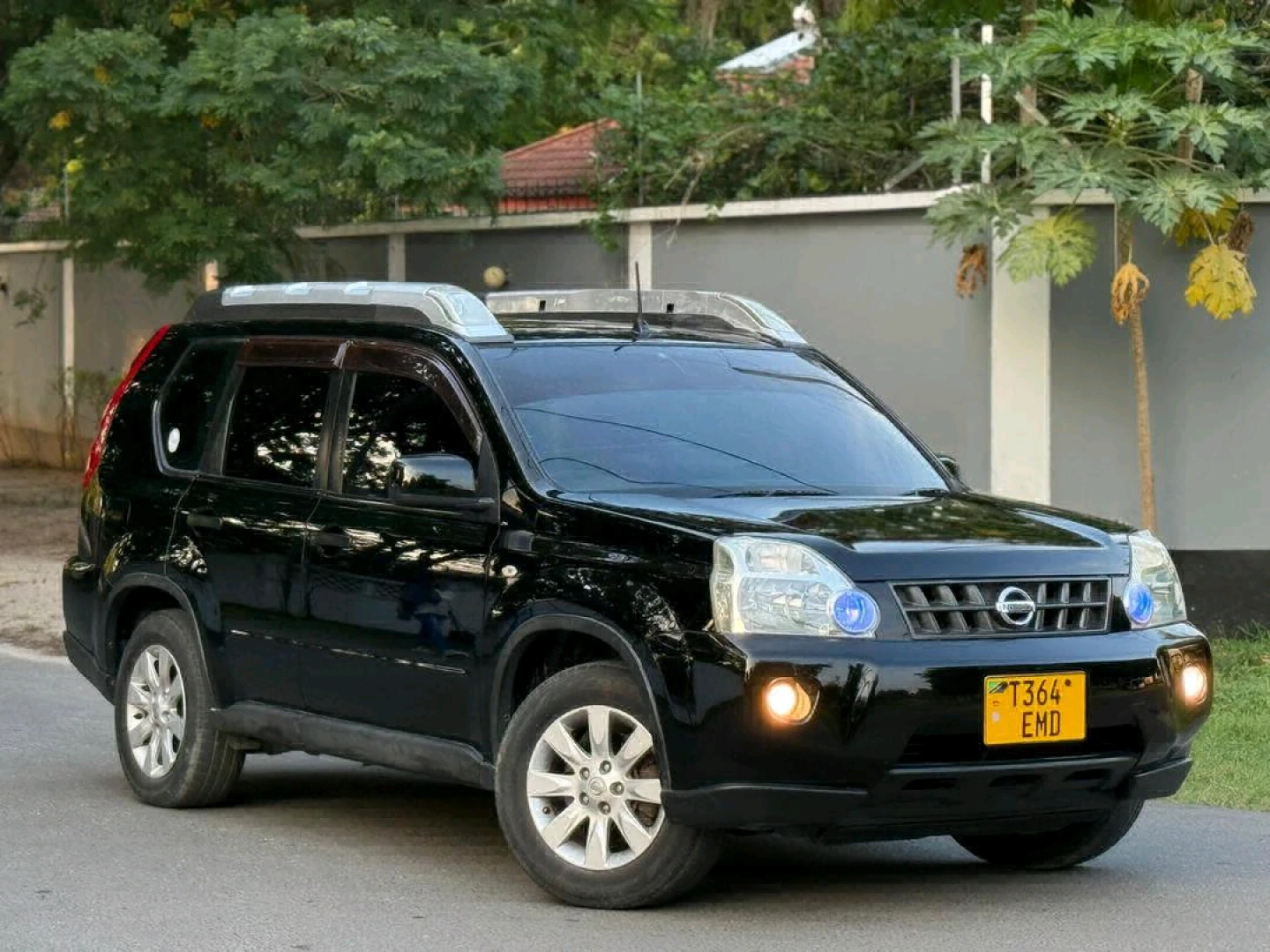 Black Nissan X-Trail SUV thumbnail 3