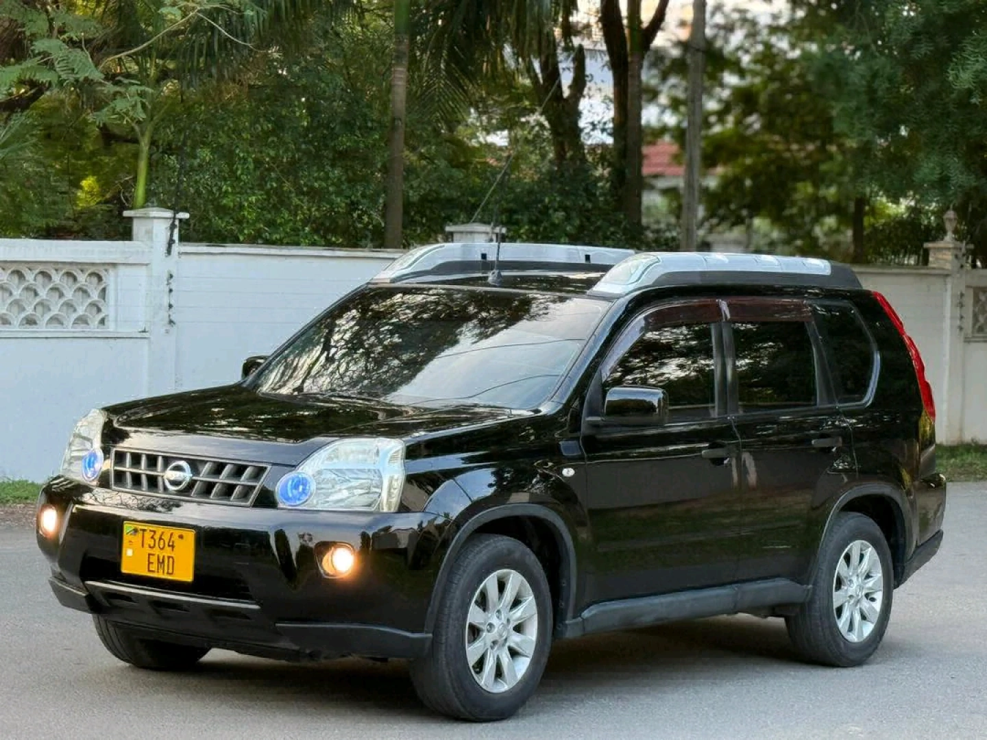 Black Nissan X-Trail SUV thumbnail 4