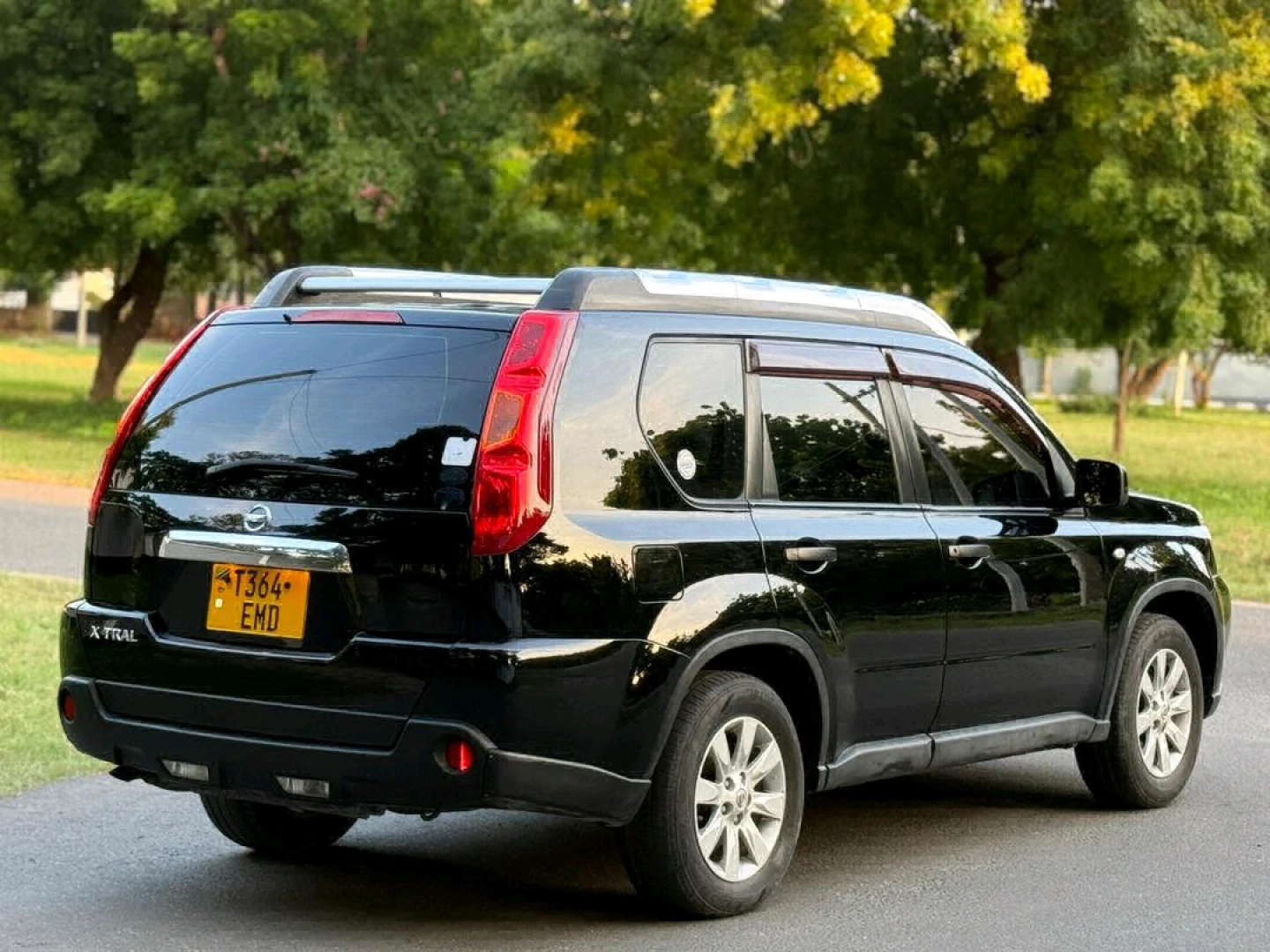 Black Nissan X-Trail SUV thumbnail 5