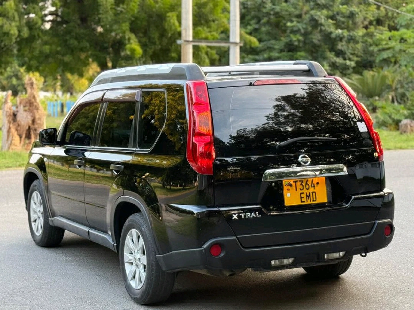 Black Nissan X-Trail SUV thumbnail 6