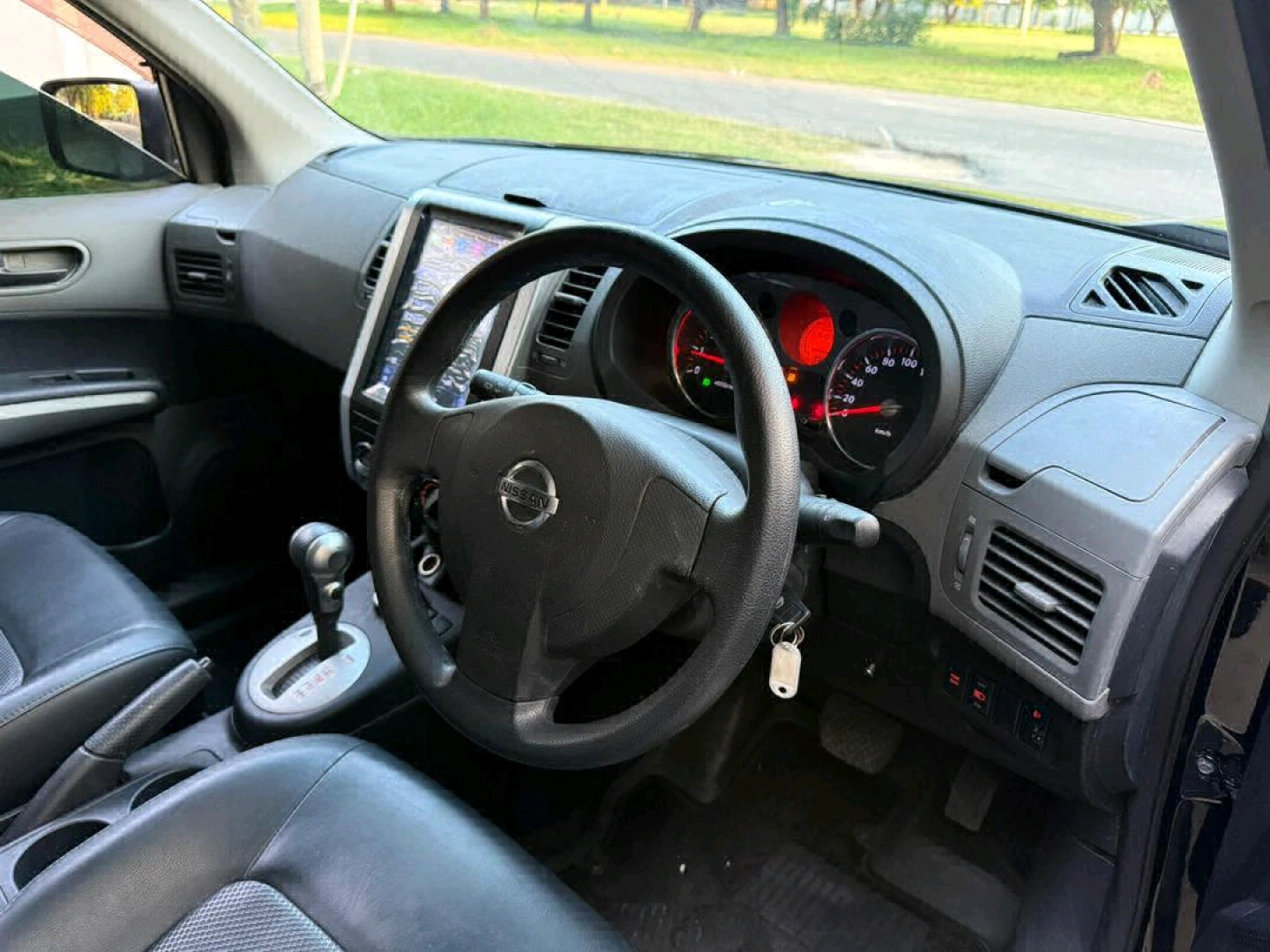 Black Nissan X-Trail SUV thumbnail 7