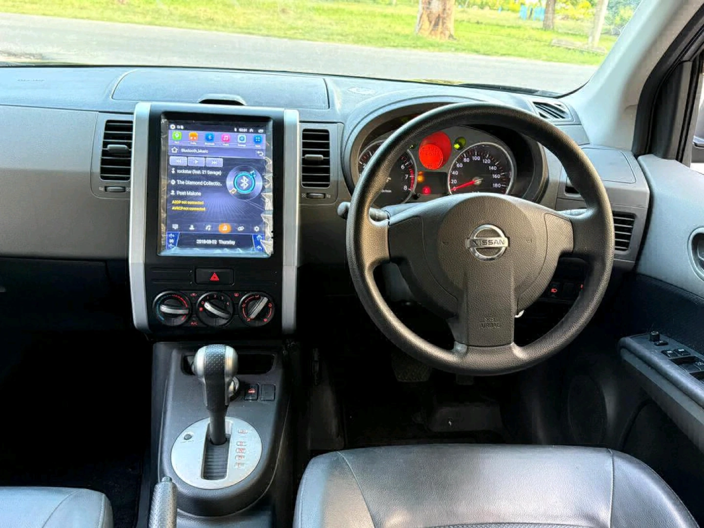 Black Nissan X-Trail SUV thumbnail 8
