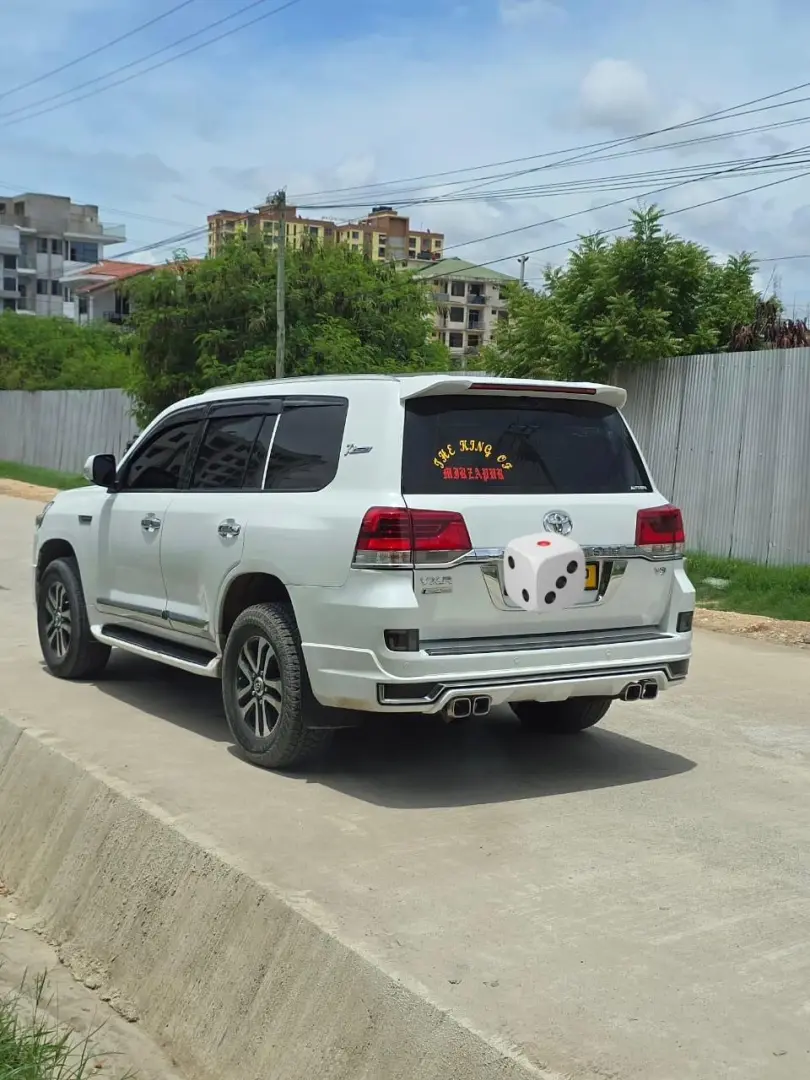 Toyota Land Cruiser V8 VXR 2010 (Facelift 2021) thumbnail 2