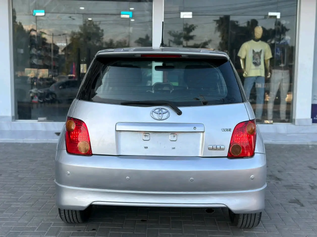 Toyota Ist 2004 thumbnail 2