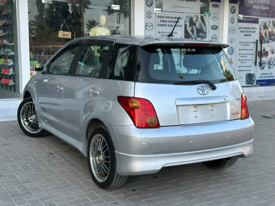 Toyota Ist 2004 thumbnail 4