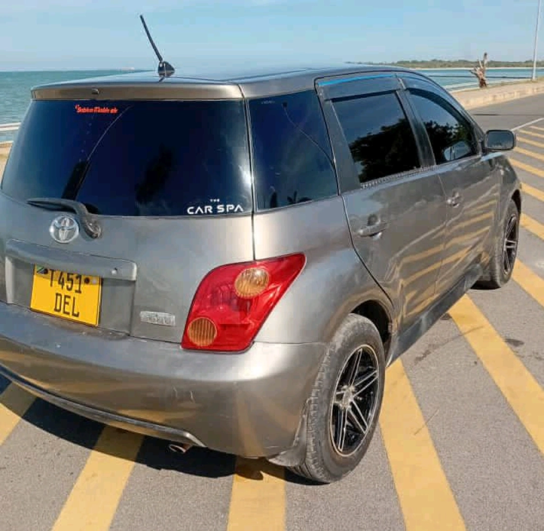 Toyota IST 2003 Model 1290 CC (Reg DEL) thumbnail 3