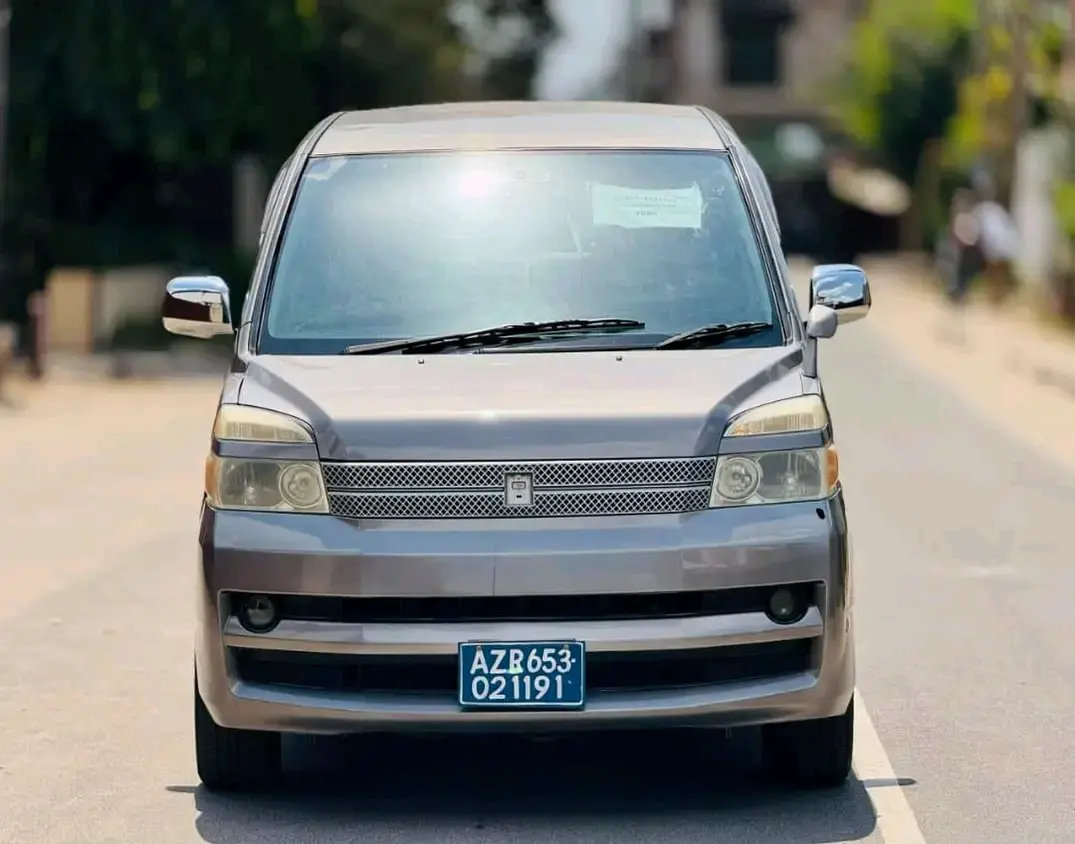 Toyota Noah New Shape 2006
