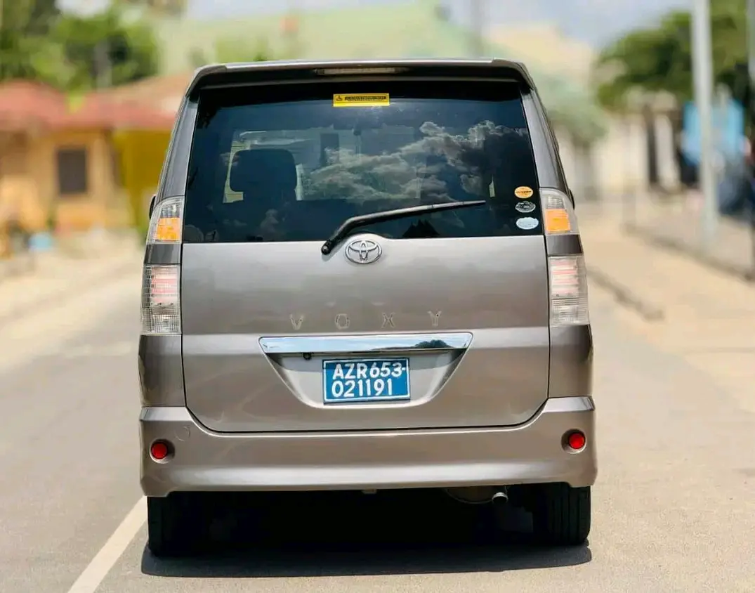 Toyota Noah New Shape 2006 thumbnail 2